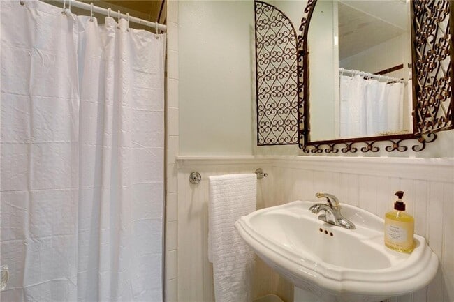 Building Photo - 101 Short St