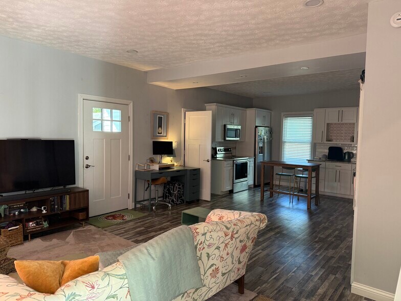 Building Photo - 5651 Bramble Ave