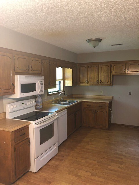 Building Photo - Renovated 3 Bedroom 2 Bath home with Bonus...