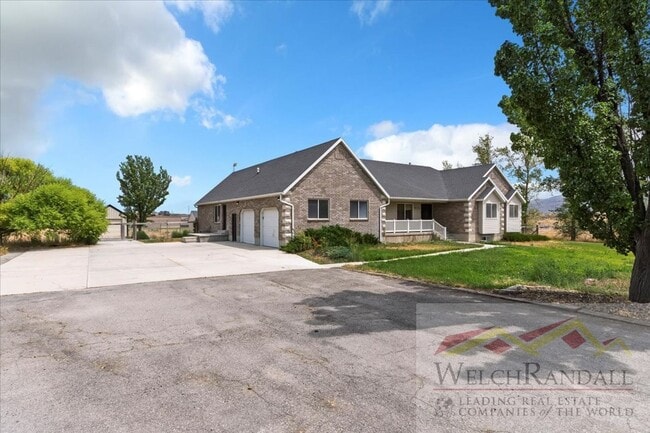 Building Photo - Spacious Single Family Home With Attached ...