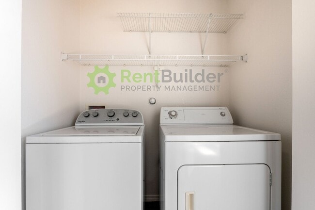 Building Photo - WOW, MOVE IN SPECIAL. $999.00 FIRST FULL MONTHS RENT!! FULLY RENOVATED HOME