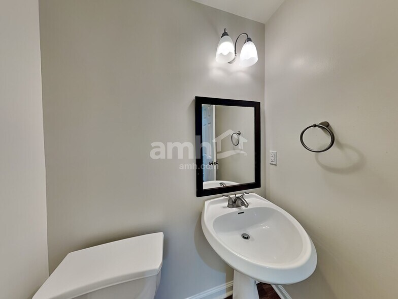 Building Photo - 535 Winter View Way