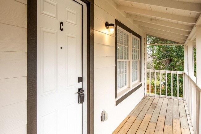 Building Photo - 407 Sarah St