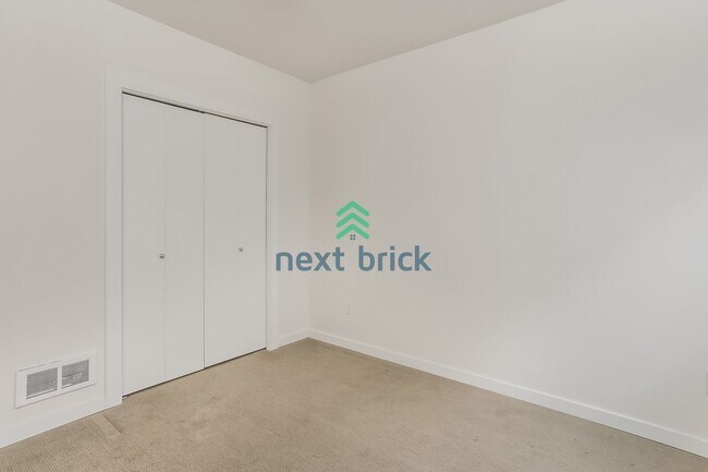 Building Photo - A beautiful 3 bed and 2 bathroom house for rent