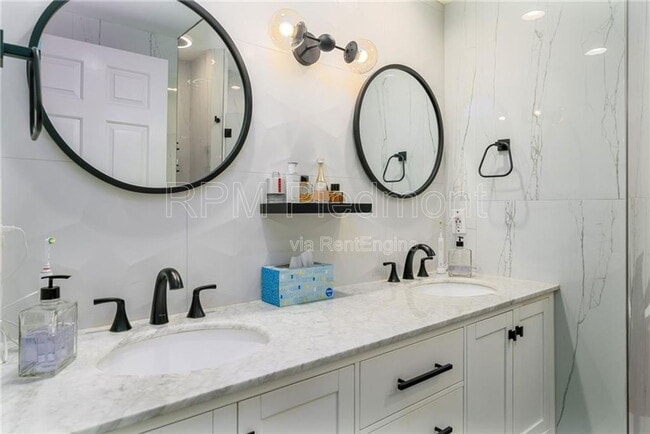 Building Photo - 220 Renaissance Pkwy NE