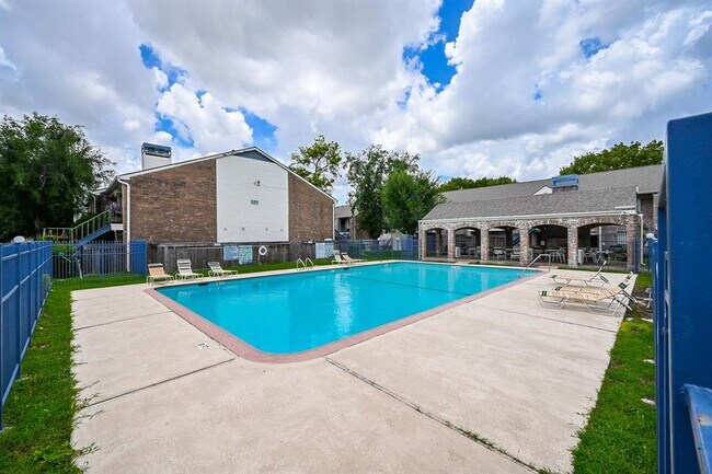 Building Photo - 3900 Woodchase Dr