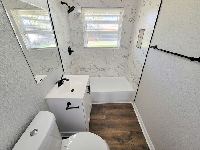 Building Photo - Welcome to this inviting single-family residence in the desirable South Park/Sunnyside area of Ho...