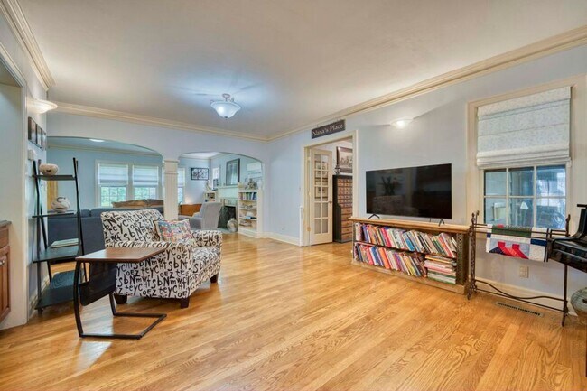 Building Photo - Beautiful 4 bedroom home in University Heights! Don't miss this one!