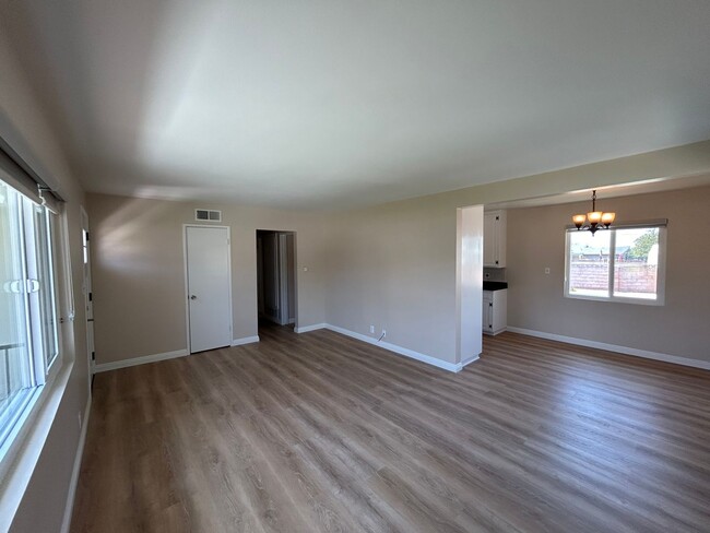 Building Photo - Beautifully Upgraded 3 Bed 2.5 Bath Home i...