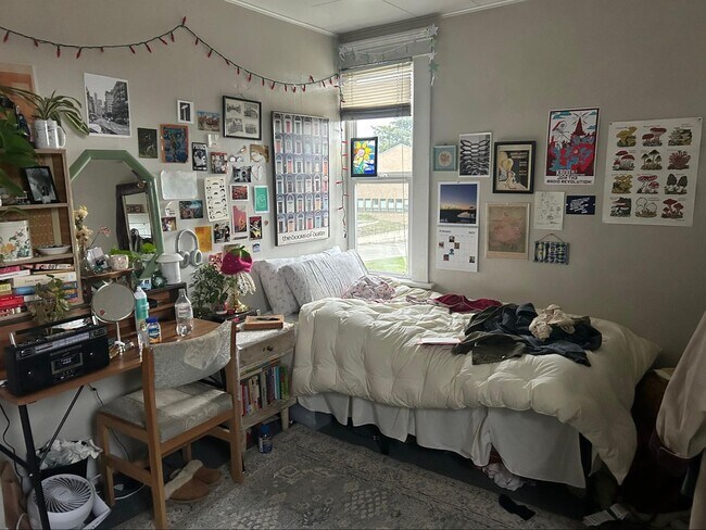 Building Photo - PRELEASE: Spacious 6+ bdrm/2 bath in York Neighborhood