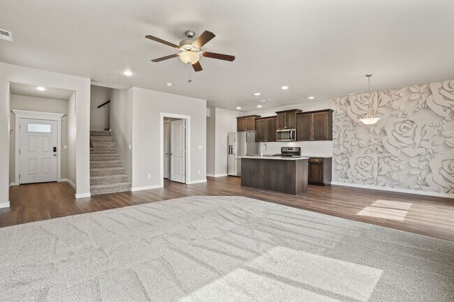 Building Photo - Beautiful 3bd/2.5ba Home w/Office Space & Bonus Loft