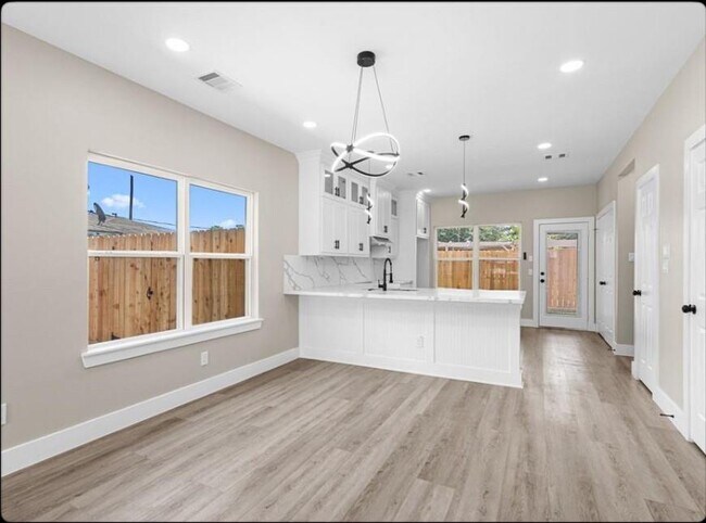 Building Photo - 102 Schade Ln