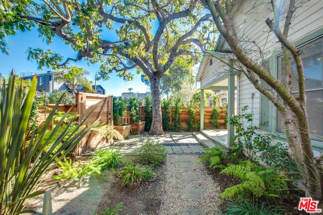 Building Photo - 1548 Cabrillo Ave