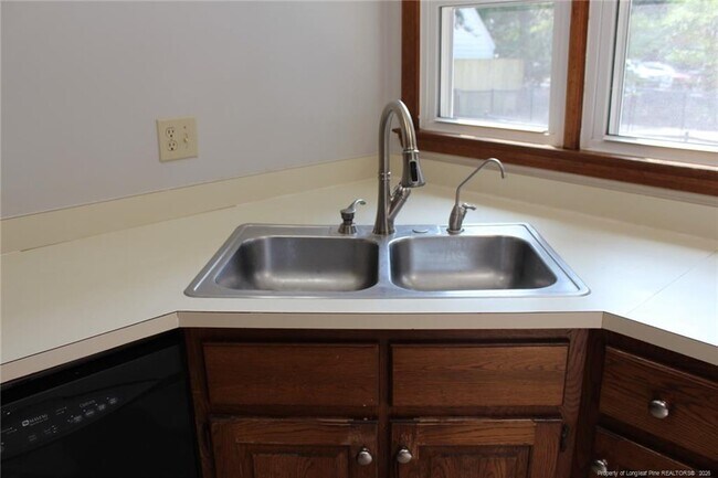 Building Photo - 236 Pinecrest Dr