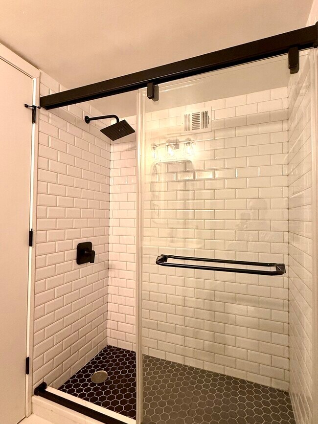 Building Photo - 850 N Dewitt Pl