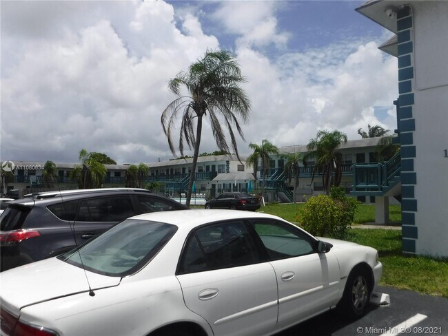 Building Photo - 1045 NE 39th Dr