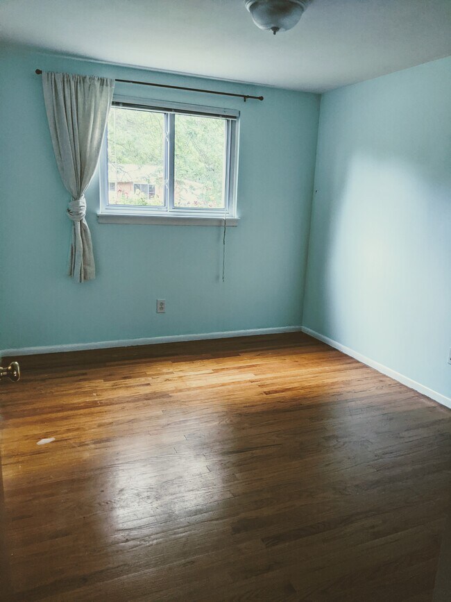 Building Photo - 812 N Mansfield St