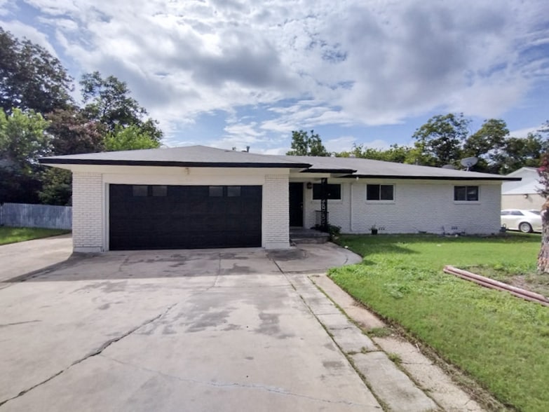 Building Photo - 1206 Pine Dr