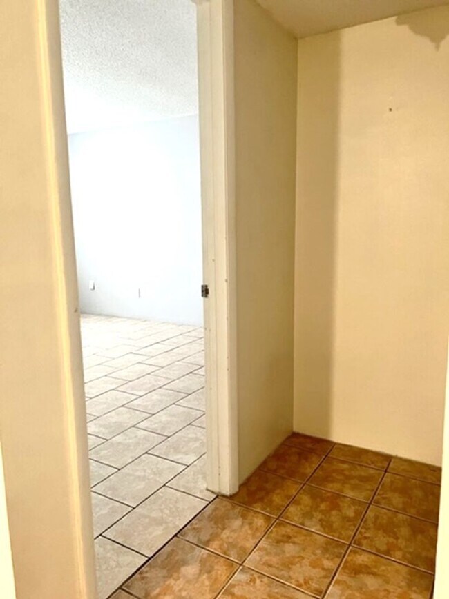 Building Photo - 55+ Community - 1BR/1BA Condo in Las Palmas