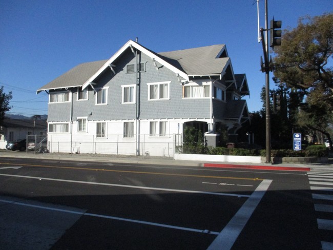 Building Photo - 500 W Wilson Ave