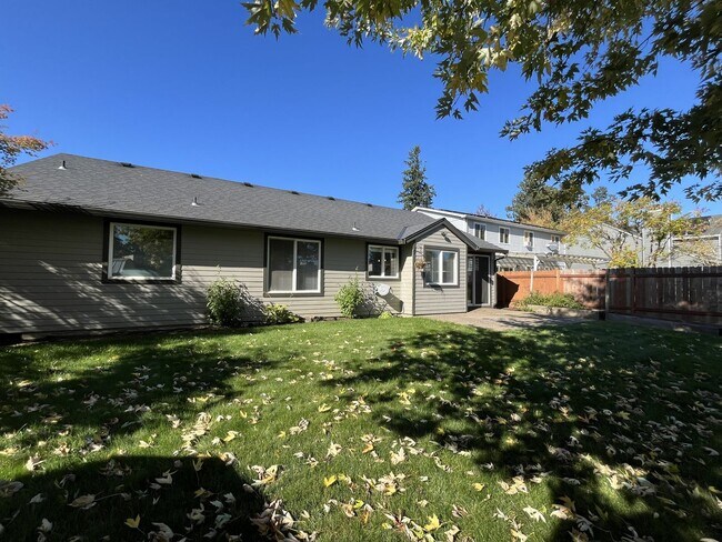 Building Photo - Beautiful Single-Level 3 Bedroom Home with Modern Kitchen and Open Floor Plan