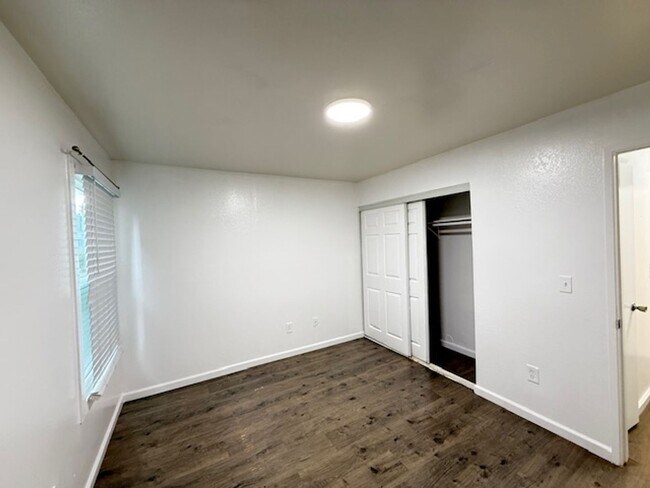 Building Photo - 1800