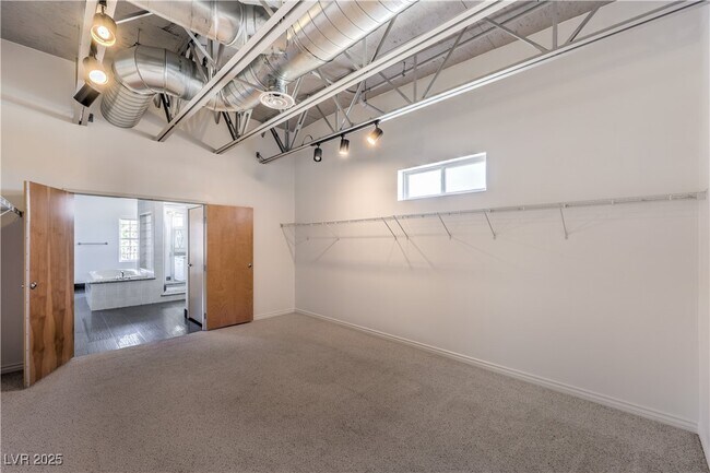 Building Photo - 5626 Deer Creek Falls Ct