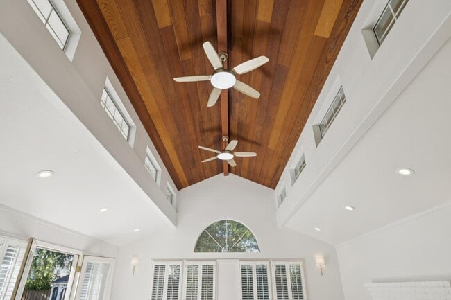 Building Photo - 216 Valparaiso Ave