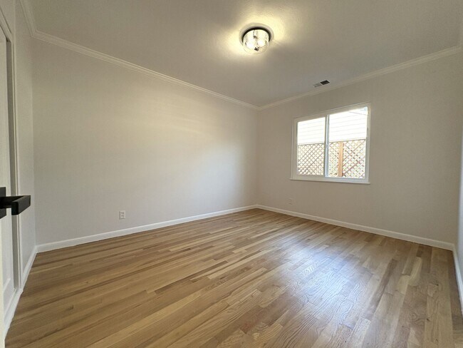 Building Photo - Charming Palo Alto Home with Renovated Kitchen & Spacious Backyard