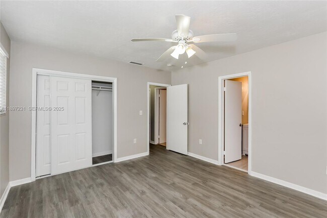 Building Photo - 381 NE 164th St