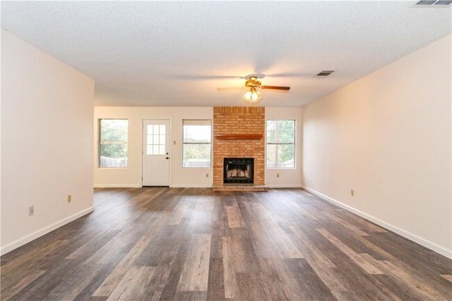 Building Photo - 900 Sweetwater River Dr