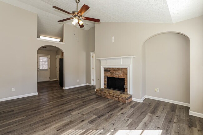 Building Photo - 587 Rosewood Cir