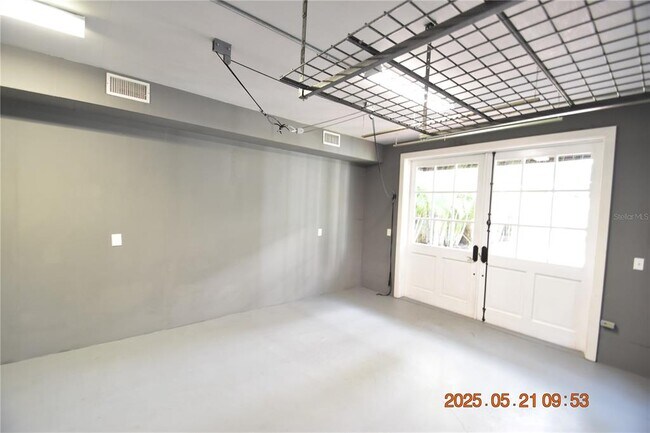 Building Photo - 810 S Packwood Ave