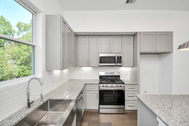 Building Photo - 420 Janisch Rd