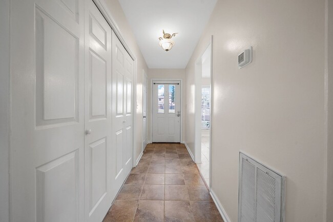 Building Photo - 2 Bedroom Condo For Rent Near Memorial Drive!