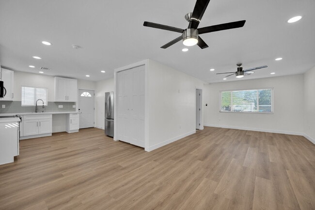 Building Photo - Beautifully updated 3-bedroom, 2-bath sing...