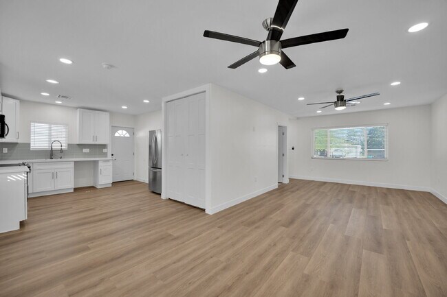 Building Photo - SIGN YOUR LEASE BY DEC 1ST AND RECEIVE YOUR FIRST 2 WEEKS RENT FREE! Beautifully updated 3-bedroo...