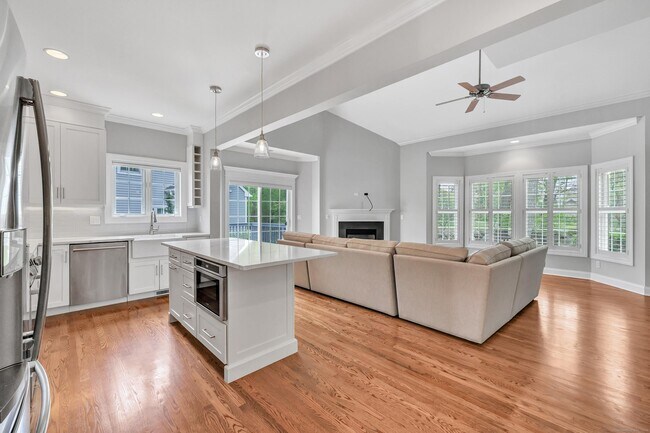 Building Photo - 70 Maple Oak Dr