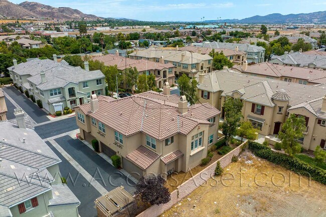 Building Photo - 3 Bed / 2.5 Bath Townhome | Open Layout + Modern Finishes