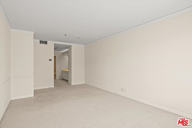 Building Photo - 10724 Wilshire Blvd
