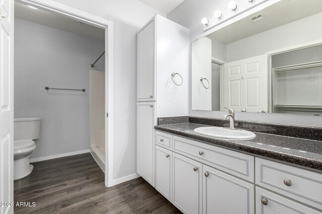 Building Photo - 1295 N Ash St