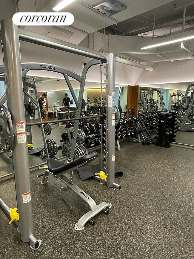 Building Photo - 215 E 68th St