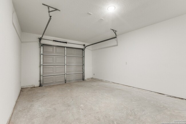 Building Photo - 1835 W Poplar St