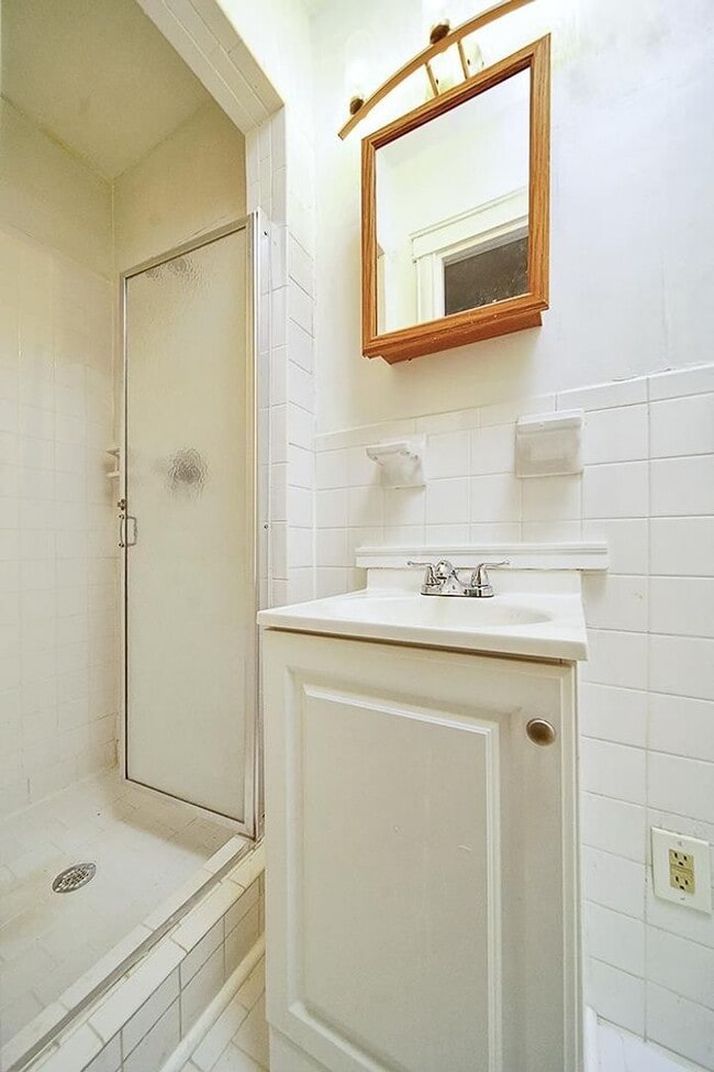 Building Photo - Beautiful 4-bedroom, 3-bathroom home located in the highly desirable Crieve Hall area!