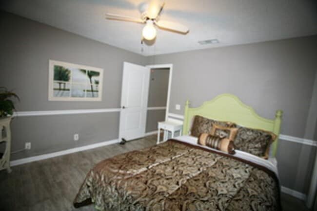 Building Photo - $500 discount on the first month's rent for qualified tenants Quality Waterfront Gated Community ...