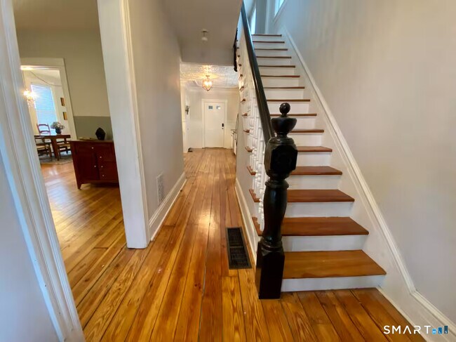 Building Photo - 27 Quintard Ave