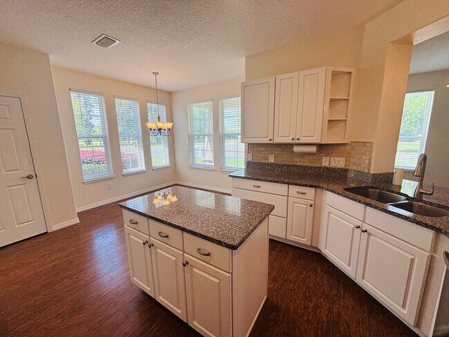 Building Photo - Beautiful movie in ready, large 2/2 in Ocala Preserve - All ages