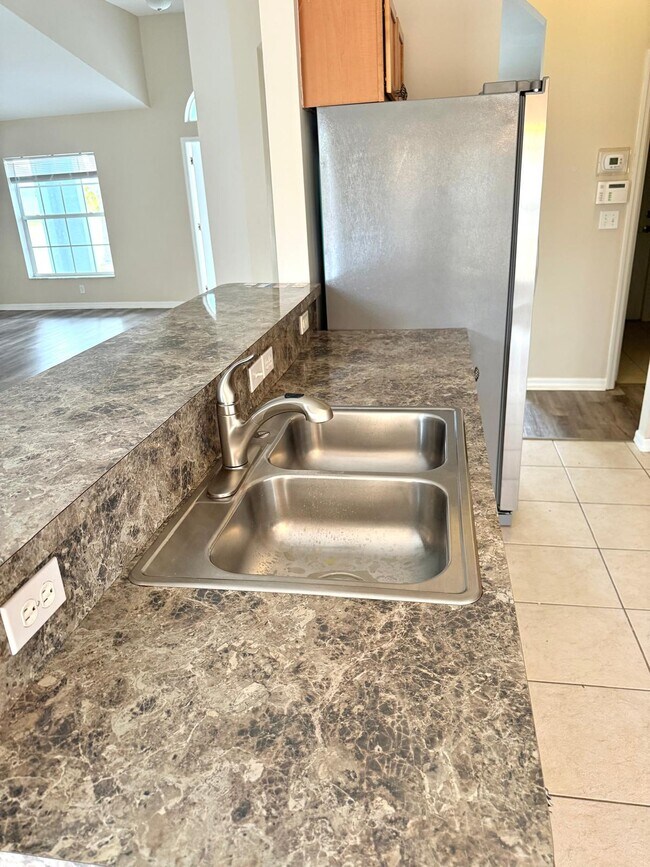 Building Photo - 549 SW Prater Ave