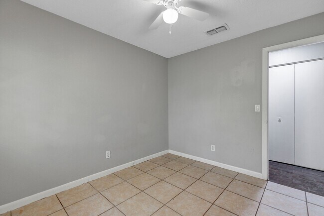 Building Photo - Spacious 3BR/2BA Ocala Home with Modern Finishes,Fireplace Floor-to-Ceiling Sliding Glass Doors &...