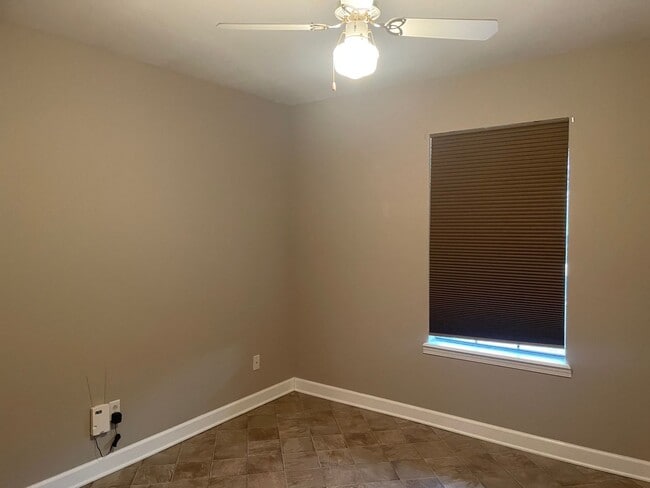 Building Photo - 3/2/2 WHITE OAK ISD - extra parking and st...